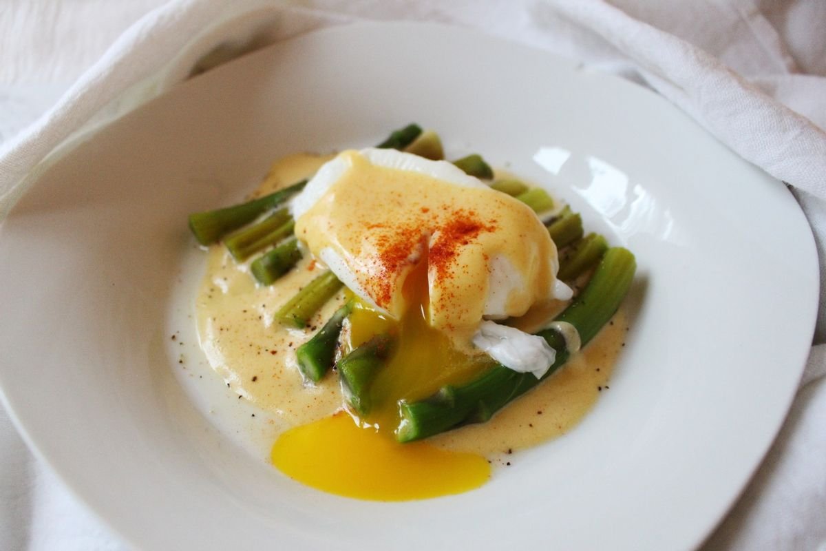 Keto Asparagus Eggs Benedict