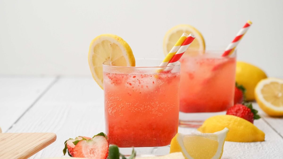 Keto Fizzy Strawberry Lemonade Cooler