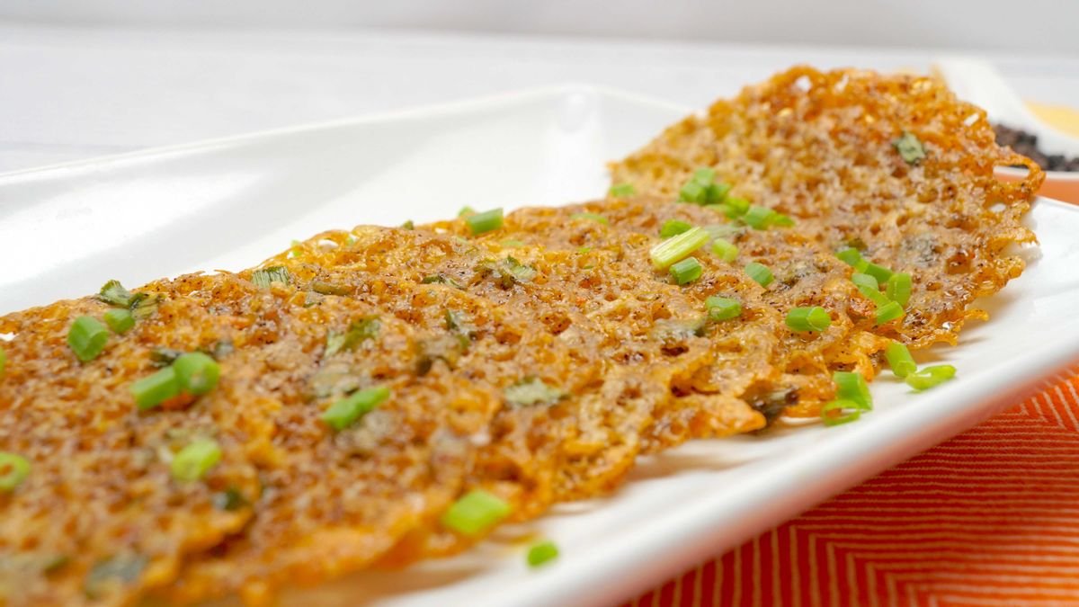 Keto Smoky Cheddar And Chive Cheese Crisps